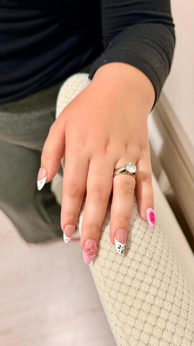 Customer photo review of Pembe Nail Art Kısa Badem El Yapımı Jel Takma Tırnak KKBD1786