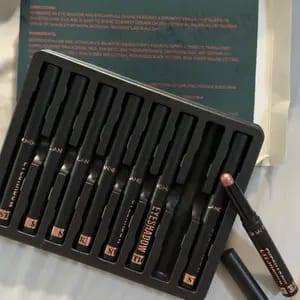 Customer photo review of Sombra Cremosa 8 Cores Brilho Duradouro À Prova d'Água