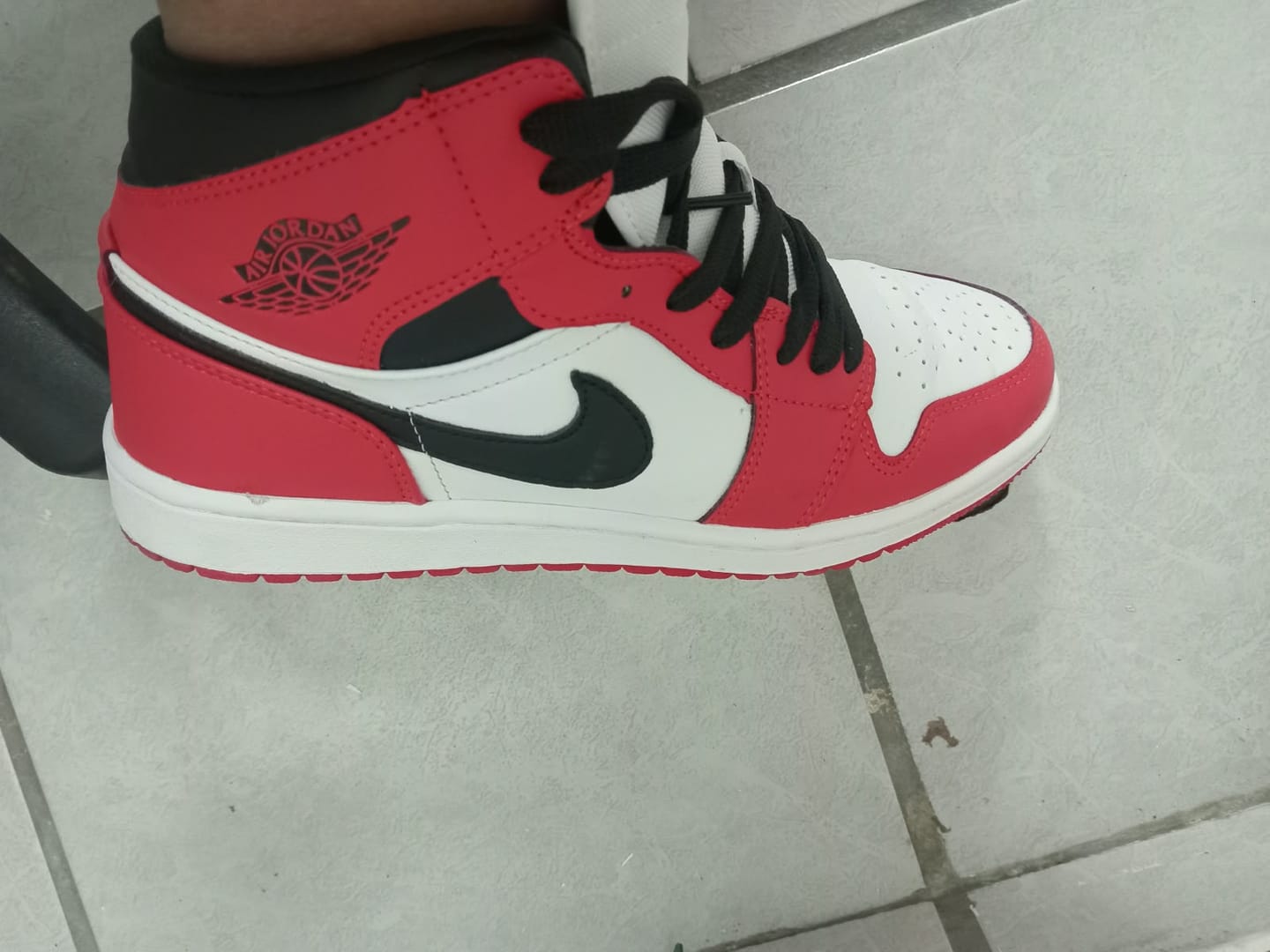 Customer photo review of Tenis Retro 1 Chicago Red