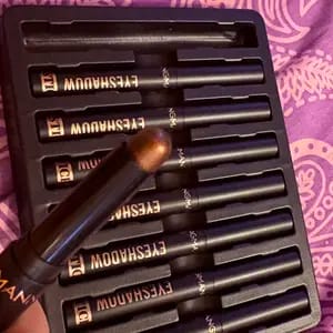 Customer photo review of Sombra Cremosa 8 Cores Brilho Duradouro À Prova d'Água