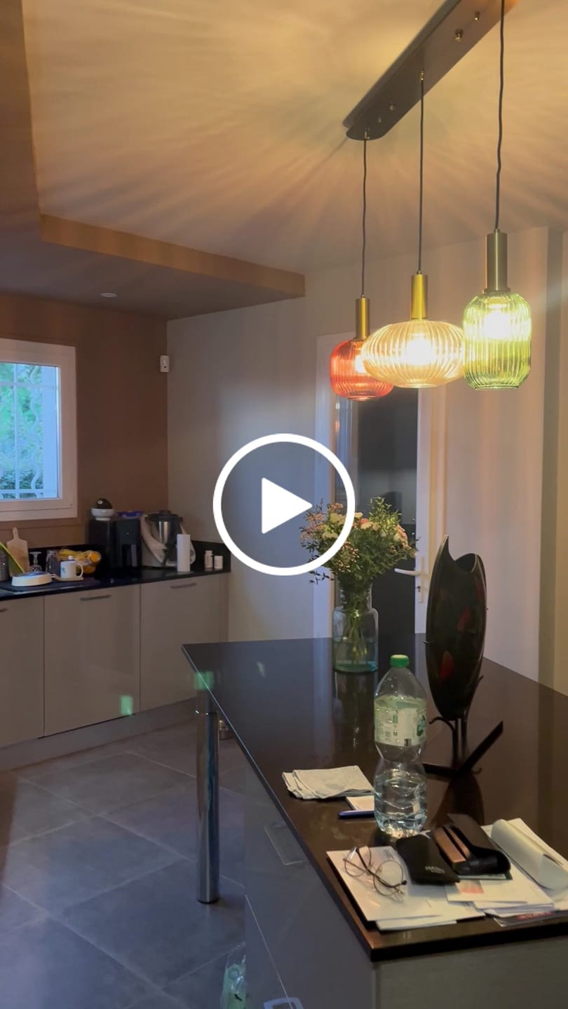 Customer video review of Socle de plafond rectangulaire pour suspensions multiples