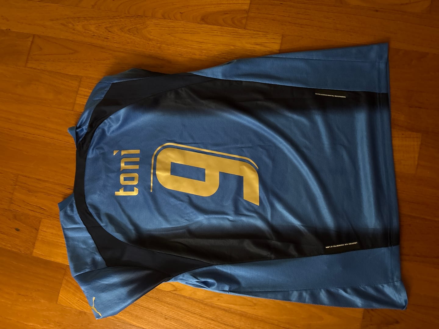 Customer photo review of Luca Toni 9 - Italy 2006 World Cup Final Retro Jersey Maillot Trikot Maglia Soccer Shirt