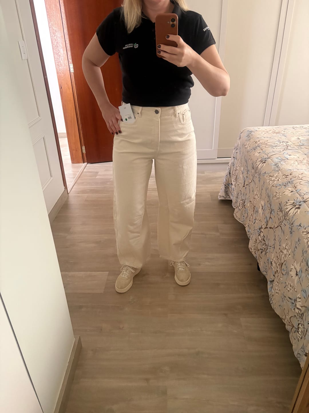 Customer photo review of Calça Jeans Balloon Baobá Bege Natural