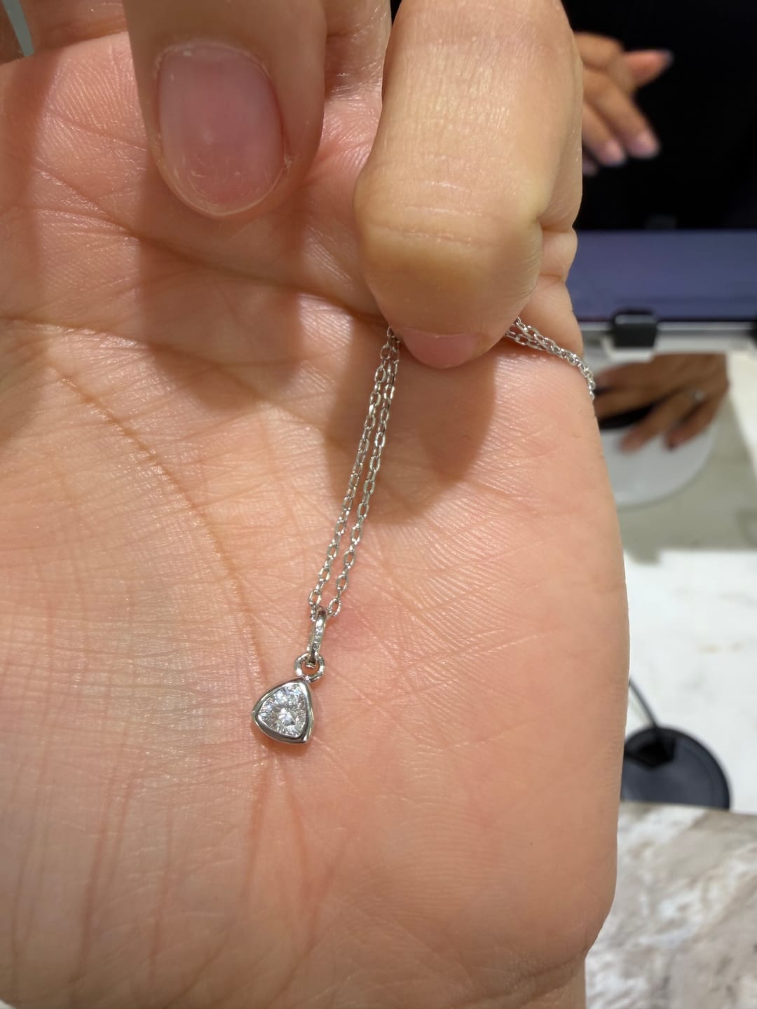 Customer photo review of Collar Plateado Dije Birthstone Triangulo