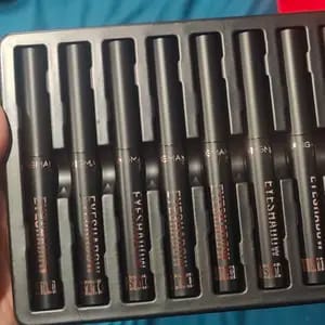 Customer photo review of Sombra Cremosa 8 Cores Brilho Duradouro À Prova d'Água