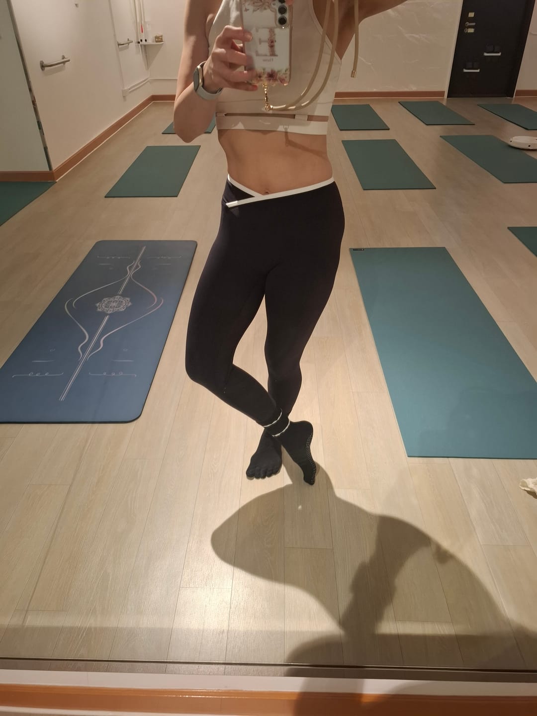 Customer photo review of The Dwell Leggings
