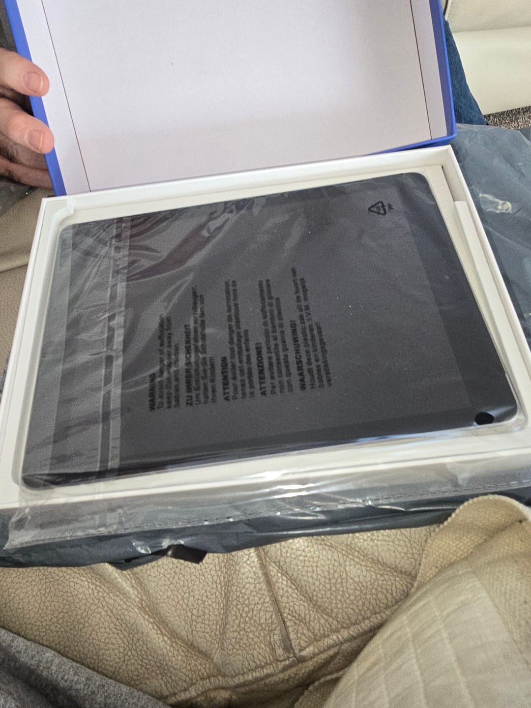 Customer photo review of Apple iPad 6th Gen (2018) 9.7-inch - Cellular