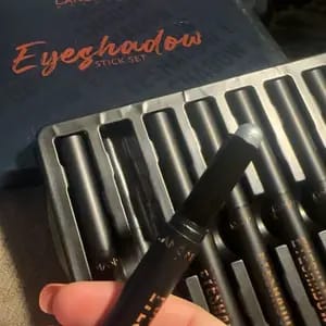 Customer photo review of Sombra Cremosa 8 Cores Brilho Duradouro À Prova d'Água