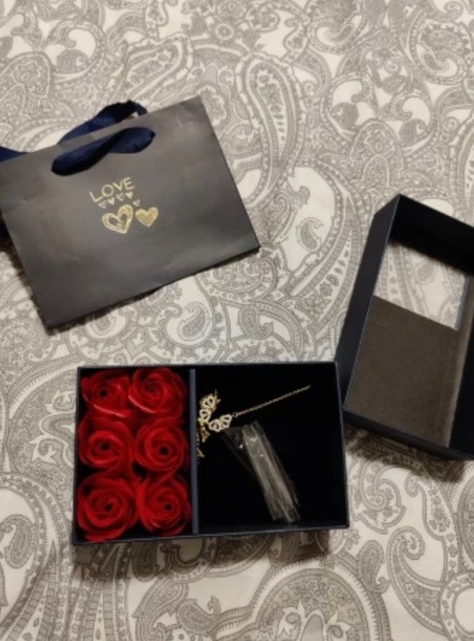 Customer photo review of Clover 4-Heart Necklace with Rose Gift Box Set for Her