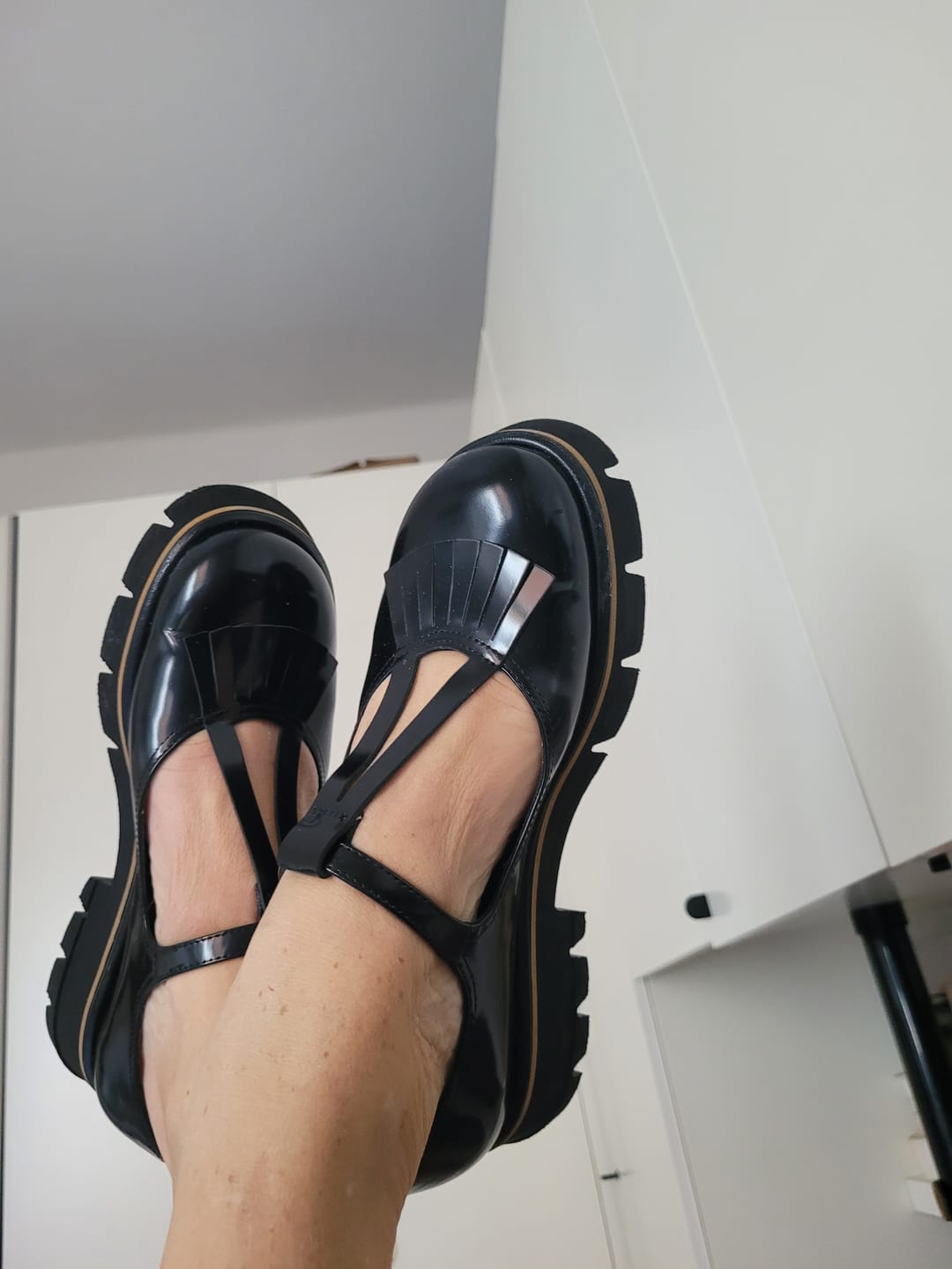 Customer photo review of Urban Black scarpa bassa in pelle abrasivata nera artigianale marchigiana