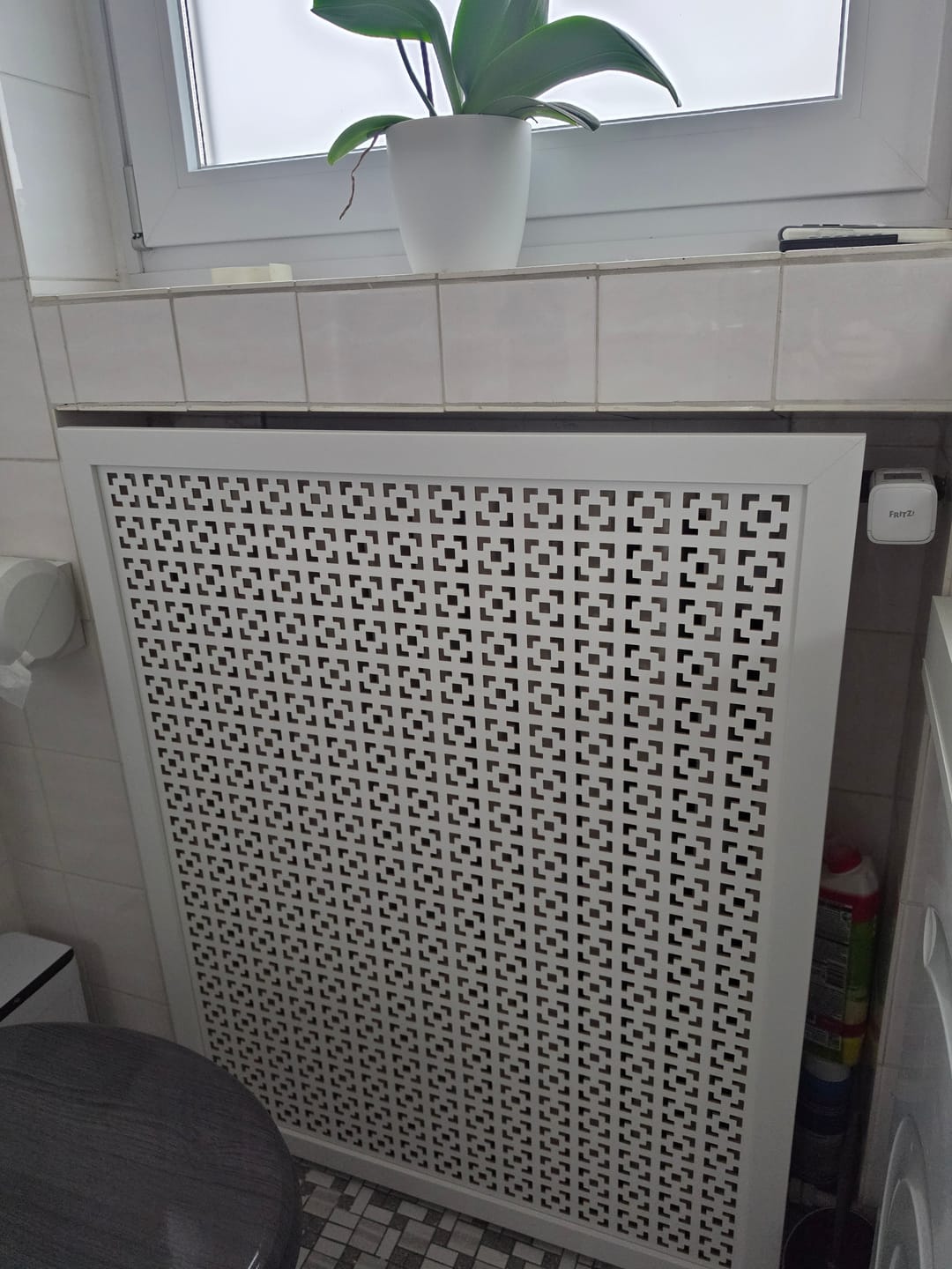 Customer photo review of Halterung für Heizkörperverkleidungen 2 mm Stahlblech verzinkt - Rippenheizkörper