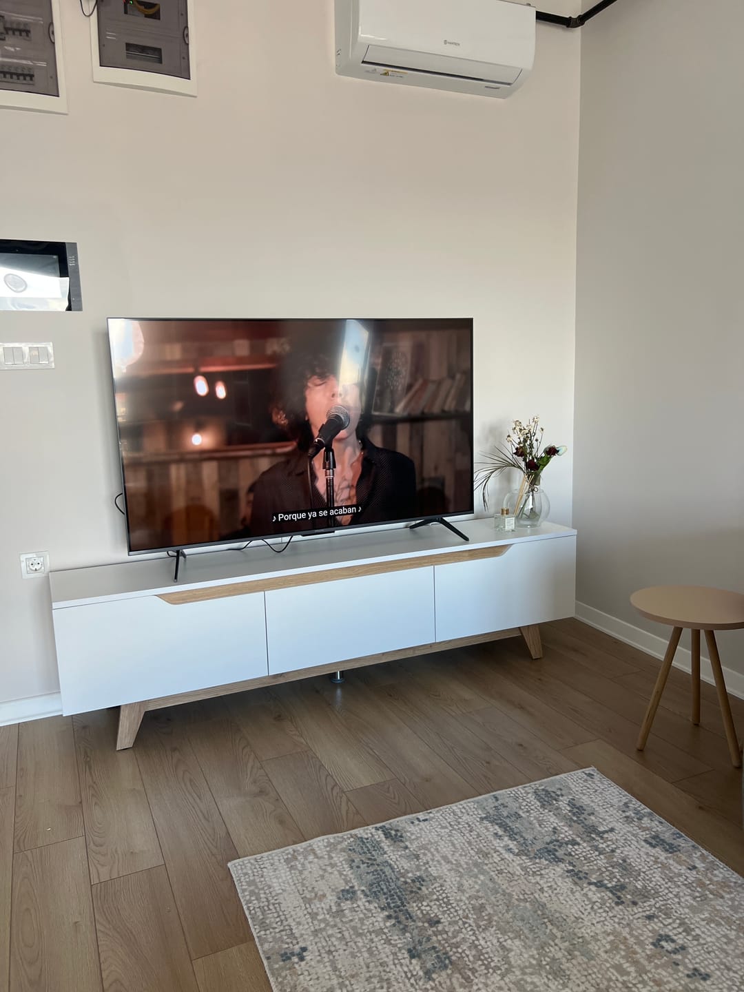 Customer photo review of Rani D1 Tv Ünitesi Modern Ayaklı Tv Sehpası 180 cm  Beyaz - Sepet Ceviz
