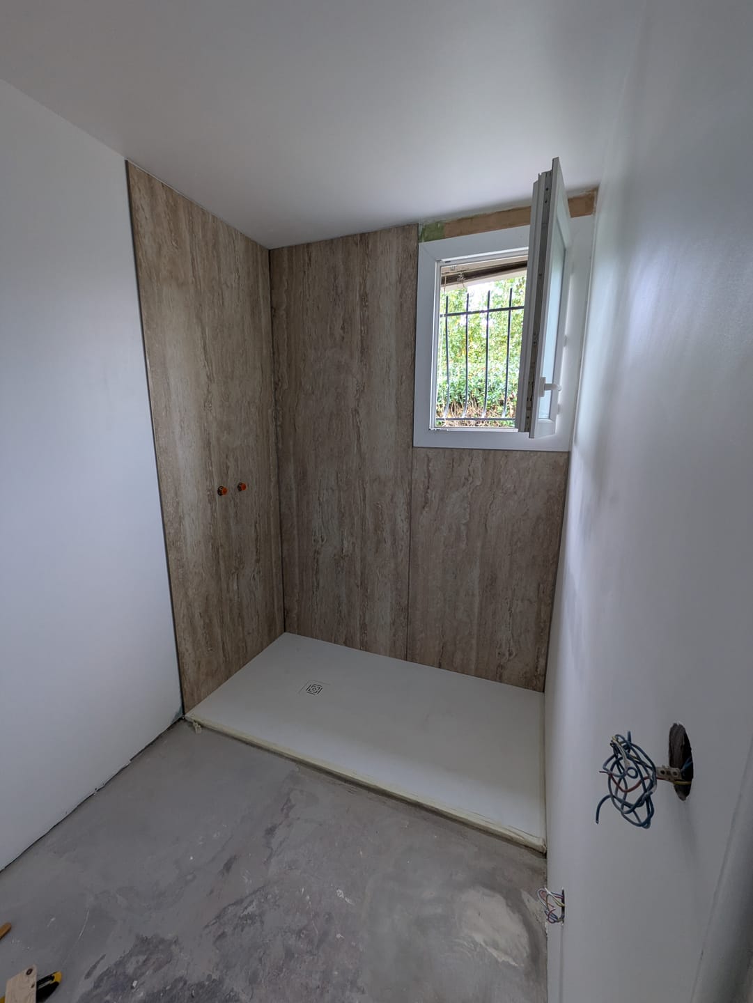 Customer photo review of Panneau Travertin Mural Salle de Bain SPC Effet Beige Mat – Étanche & Anti-Rayure