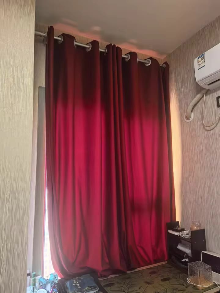 Customer photo review of Cortina Blackout de Veludo Vermelho Elegante Sob Medida - Vionelle