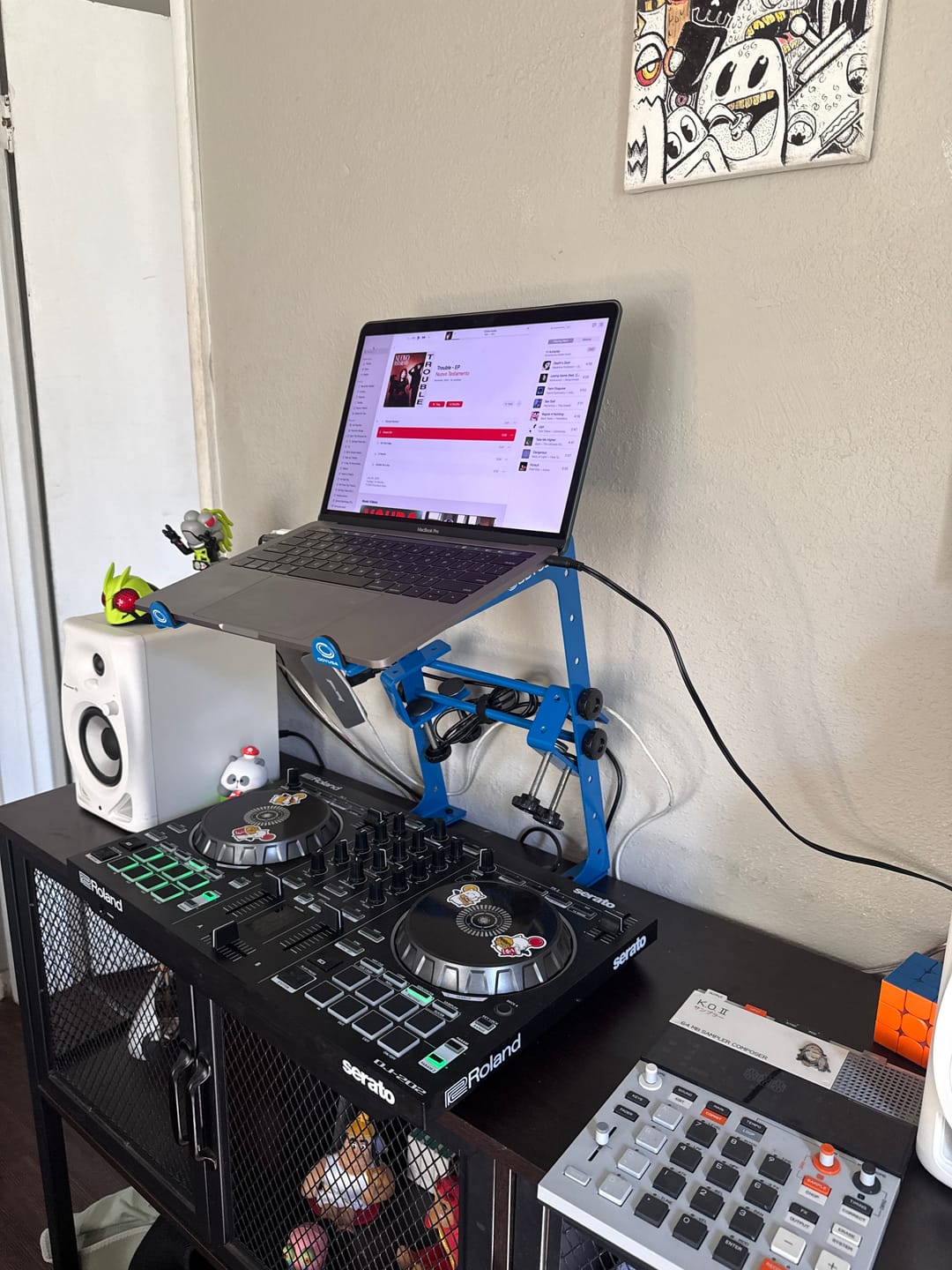 Customer photo review of Odyssey LSTANDBLU, DJ Table Top Laptop Stand with Clamps - Blue