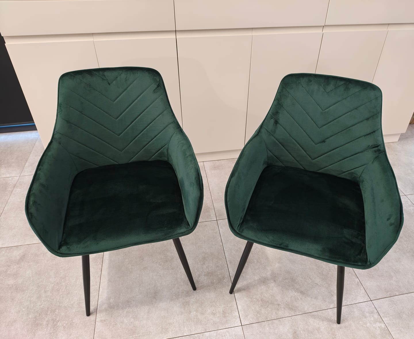 Customer photo review of Scaun de living modern FIG, bej/negru, stofa catifelata/metal, 57x47x85 cm