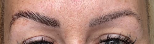 Customer's Augenbrauen nach Anwendung des Brow Goals Bundles, perfekt geformt mit natürlich definierten Härchen.