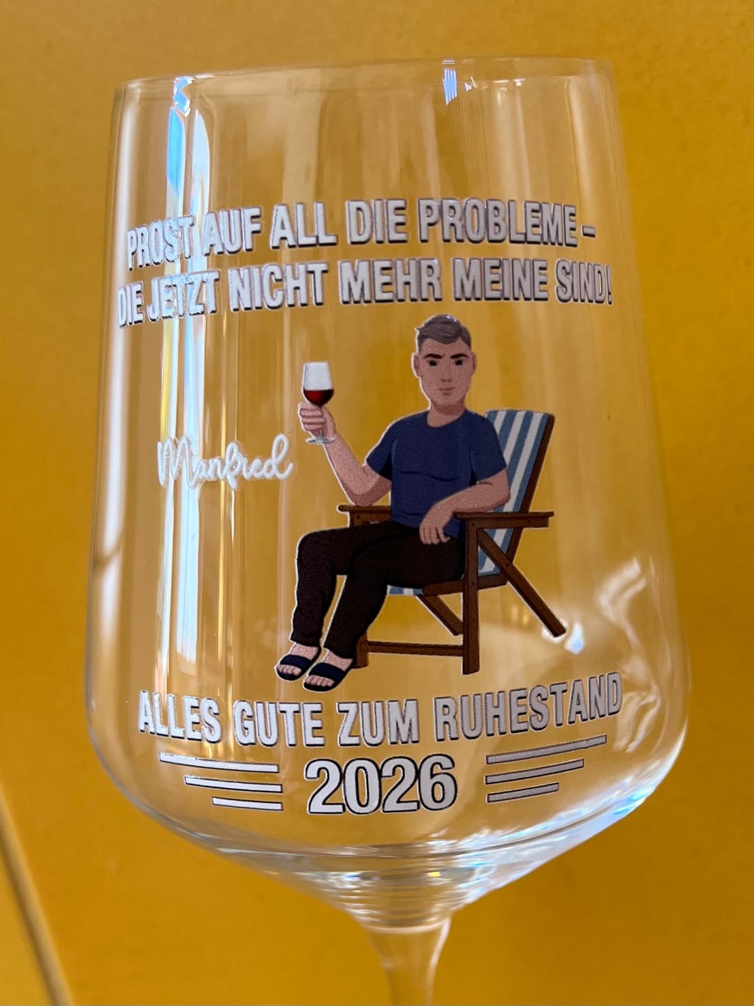 Customer photo review of Auf die Freiheit - Personalisiertes Weinglas mit Spruch und Clipart zum Ruhestand