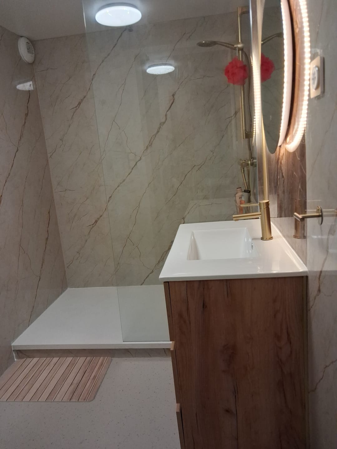 Customer photo review of Panneau Mural PVC Effet Marbre Beige – Imperméable Salle De Bain et Douche