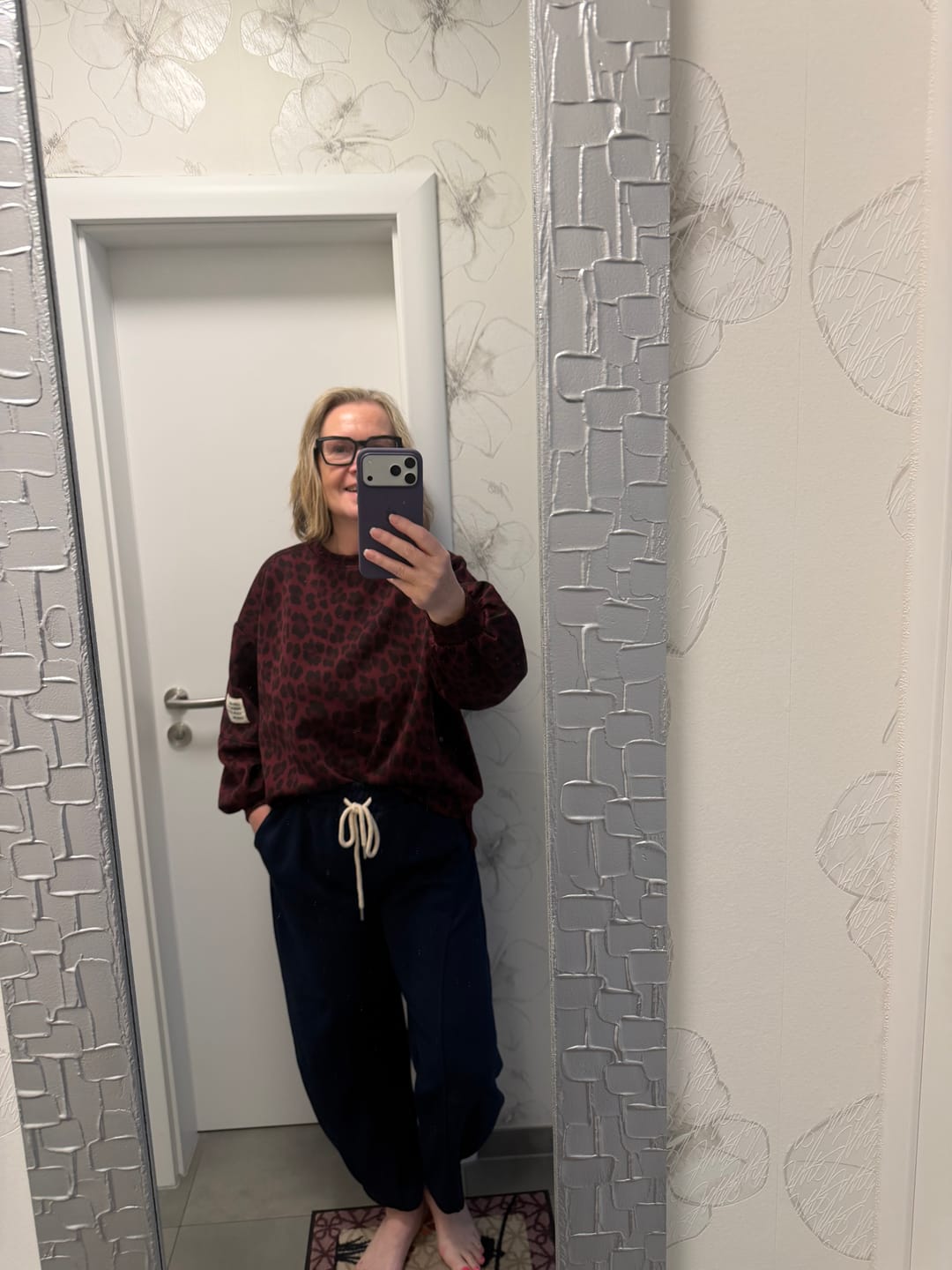 Customer photo review of Butterstoff Sweater mit Patch am Ärmel rot LEO schwarz