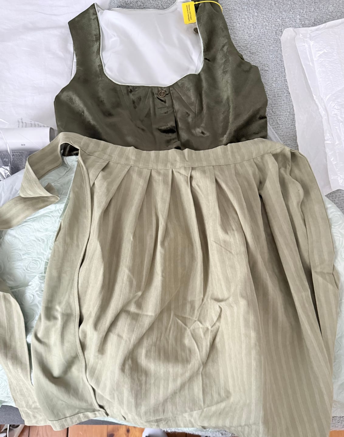 Customer photo review of Damen Grün Knöpfen Dirndl