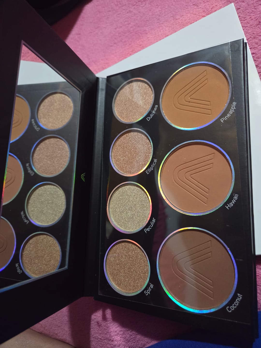 Customer photo review of PALETA DE CONTORNOS E ILUMINADOR GLAMBLACK