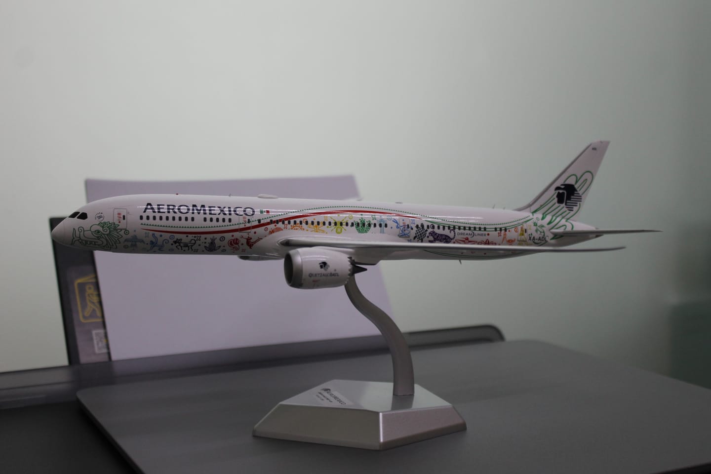Customer photo review of Aeroméxico B787-9 "Quetzalcóatl" XA-ADL – Scale 1:200 Diecast Model – SQ wings L2273