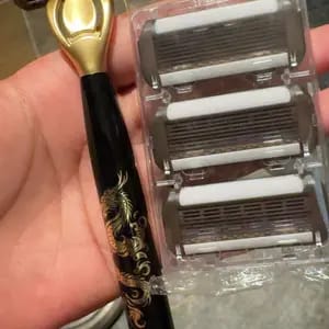 Customer photo review of Rasoio Manuale Ergonomico in Acciaio con Lame Ipoallergeniche