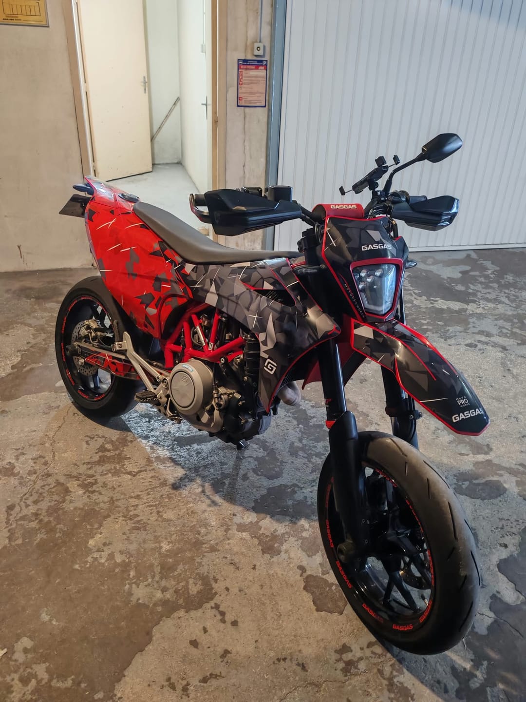 Customer photo review of GASGAS SM 700 GRAPHICS - "Flake" (Black/Red)