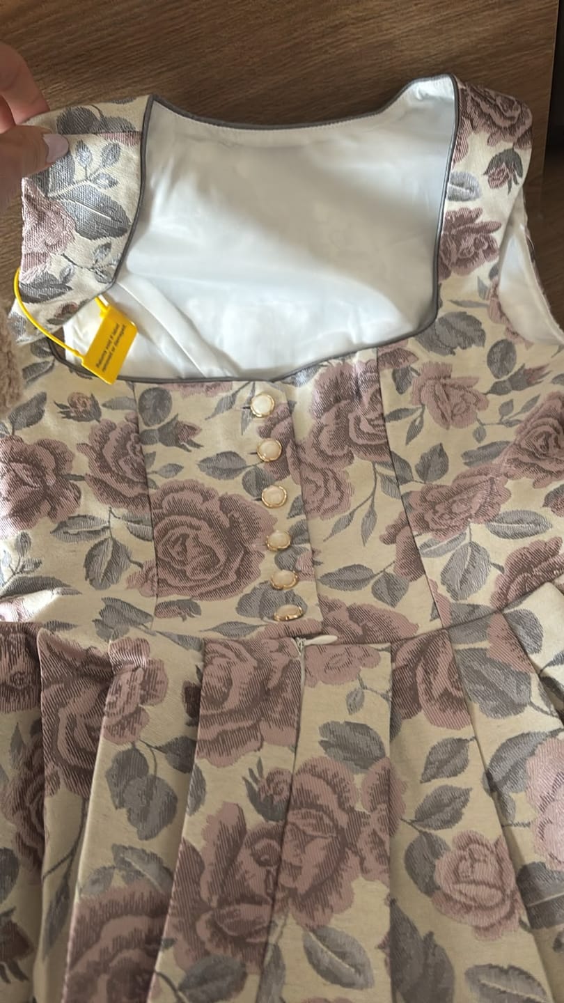 Customer photo review of Rosa Herz-Ausschnitt Knöpfen Dirndl