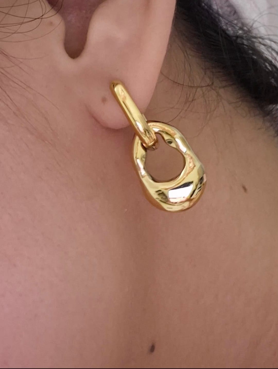 Customer photo review of Par Arracada Con Dije Irregular