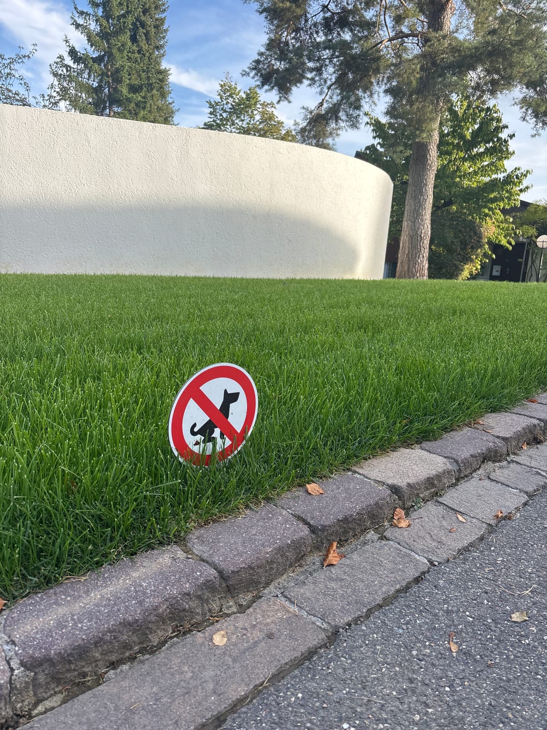 Customer photo review of Kein Hundeklo Steckschild Keine Hundetoilette aus 3 mm starkem Alu-Verbund (UV- und wetterfest)