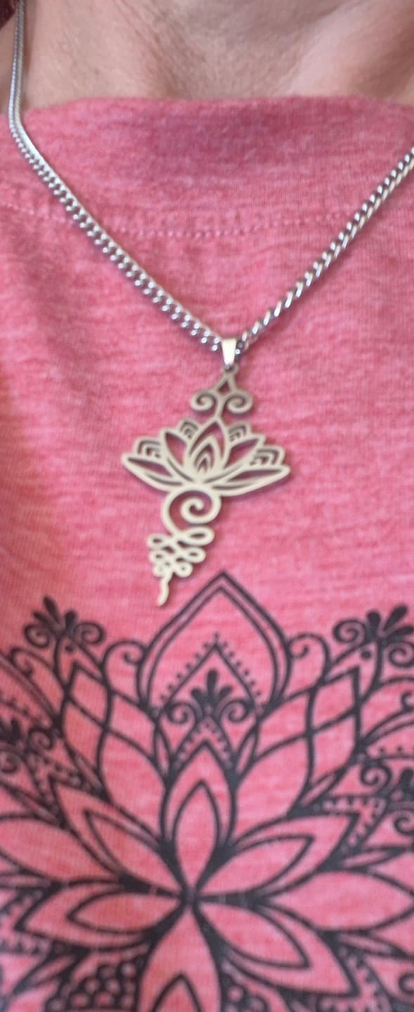 Customer photo review of Pendentif "Lotus Unalome"