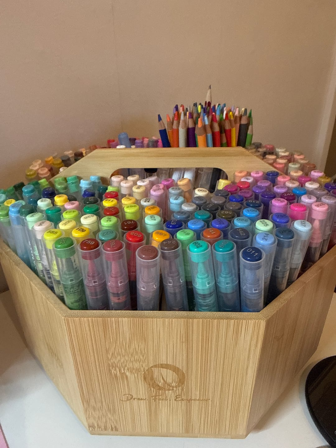 Customer photo review of Ohuhu 360° Bamboo Rotating Marker Organizer
