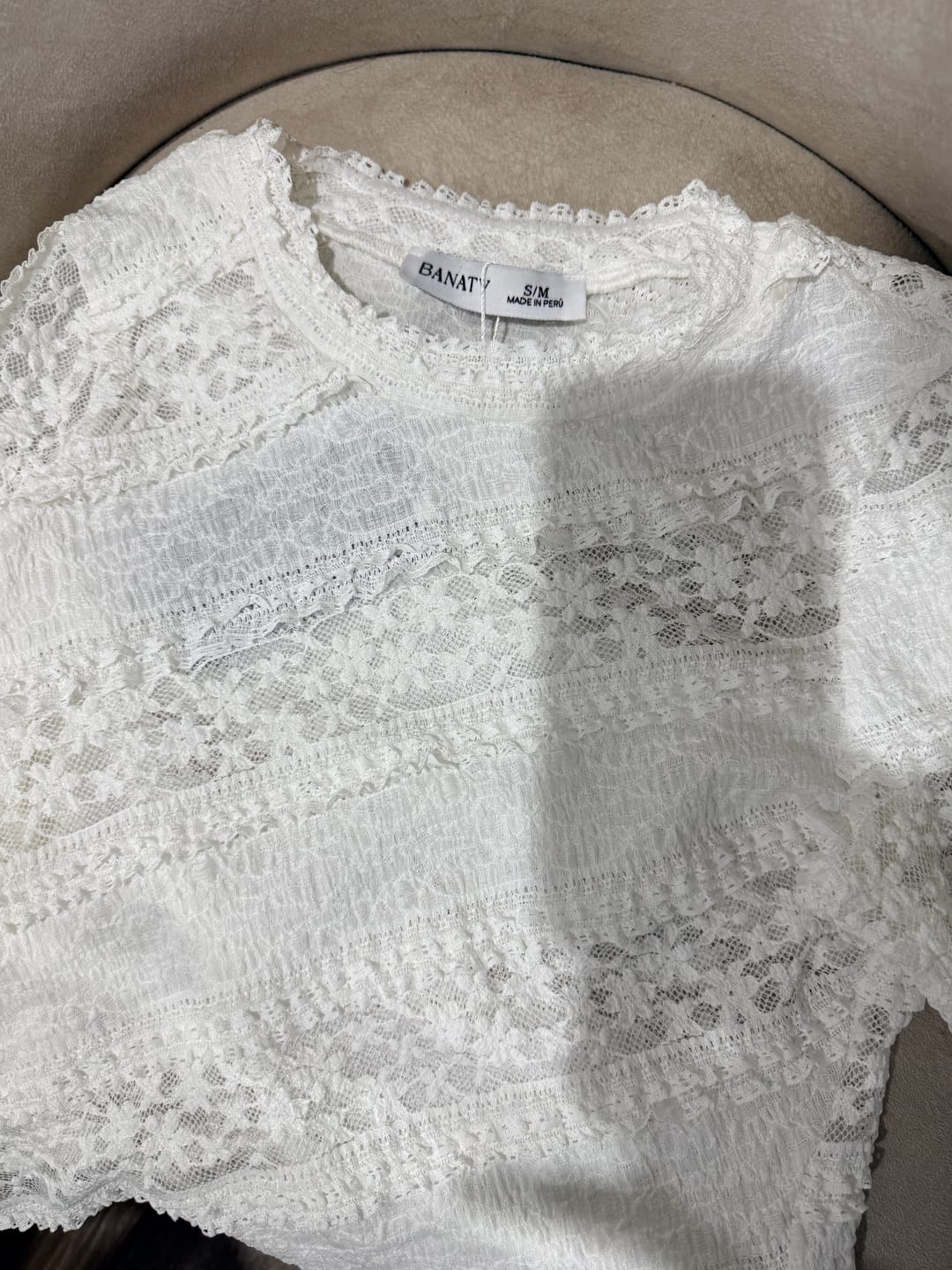 Customer photo review of TOP MANGA LARGA DE ENCAJE CUELLO ALTO PERLA - EMILIA