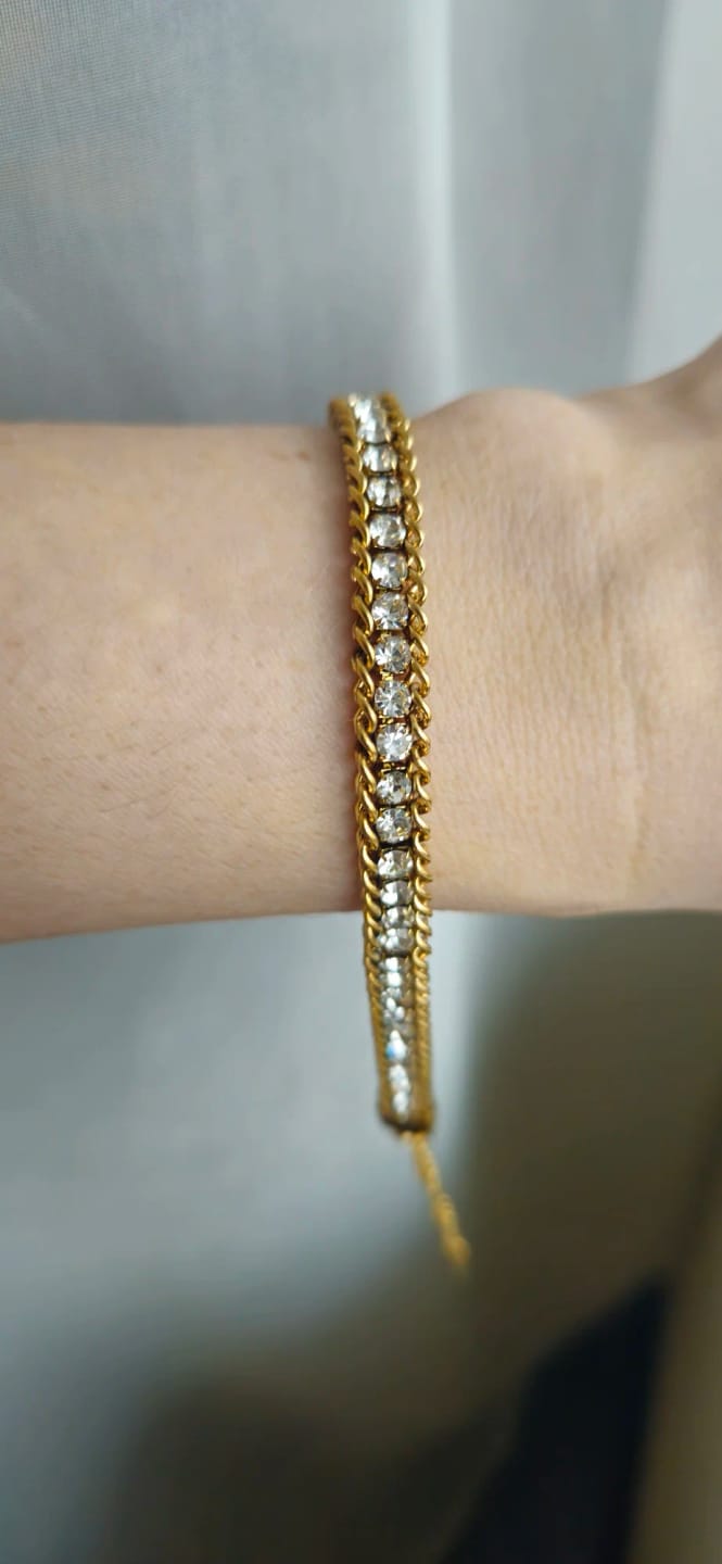 Customer photo review of Aurora Glow Gold Chain