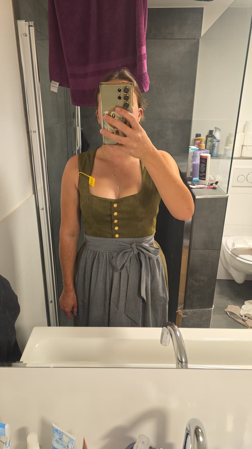 Customer photo review of Tracht Dirndl in Waldgrün mit Eckigem Ausschnitt Anna