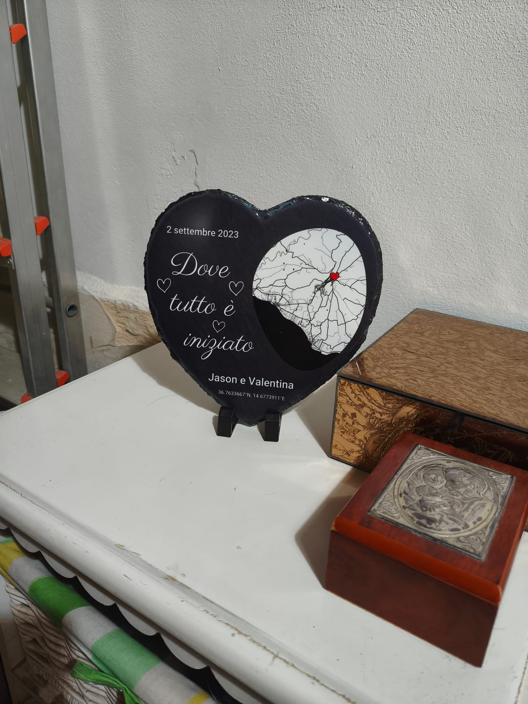 Customer photo review of Il nostro primo bacio – Cuore in ardesia personalizzato (20x20)