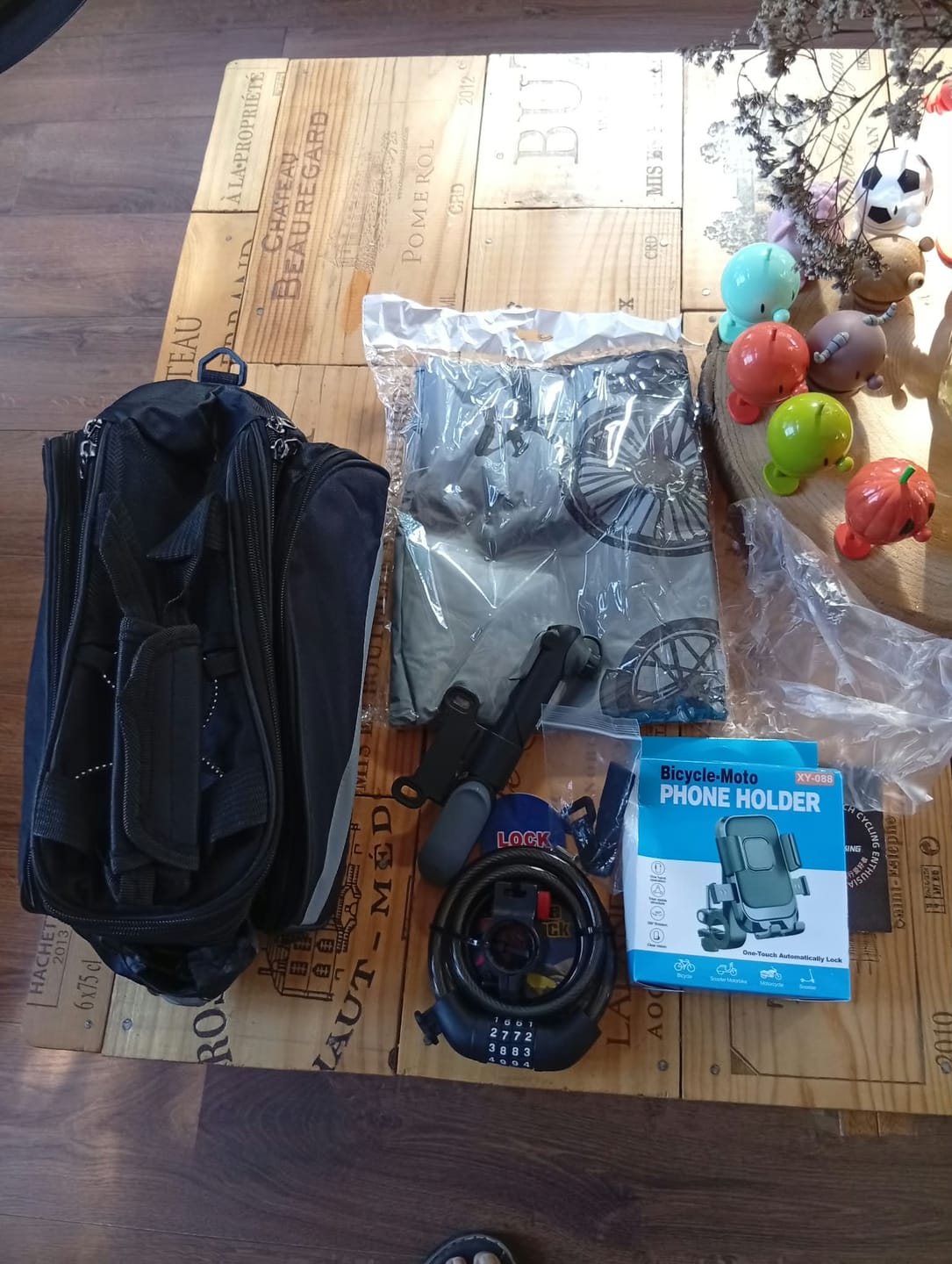 Customer photo review of Cycling gift pack（Backpack,Lock,PhoneHolder,Waterproof Cover,Pump)