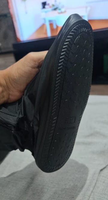 Customer photo review of Cubrebotas impermeable