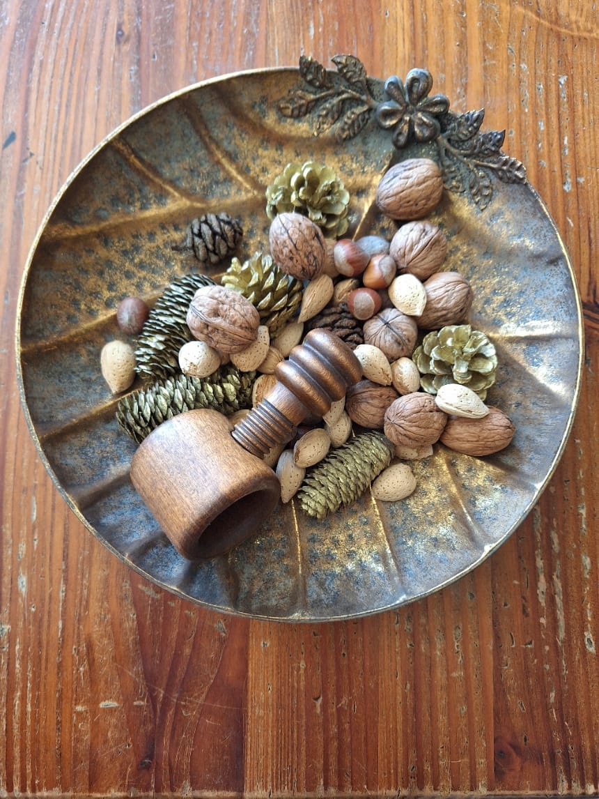 Customer photo review of Alida French Provincial Leaf Dish, Antique Gold Metal, Raised Flower and Leaf Detail