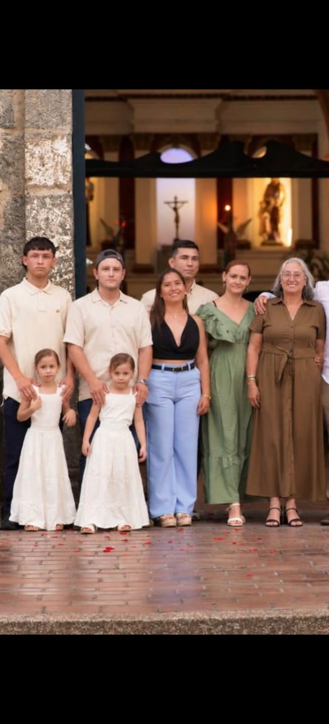 Customer photo review of Vestidos para Niñas Gabriela blanco