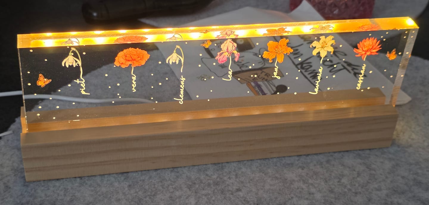 Customer photo review of Omas Garten - Personaliserter LED Aufsteller mit Blumen und Namen