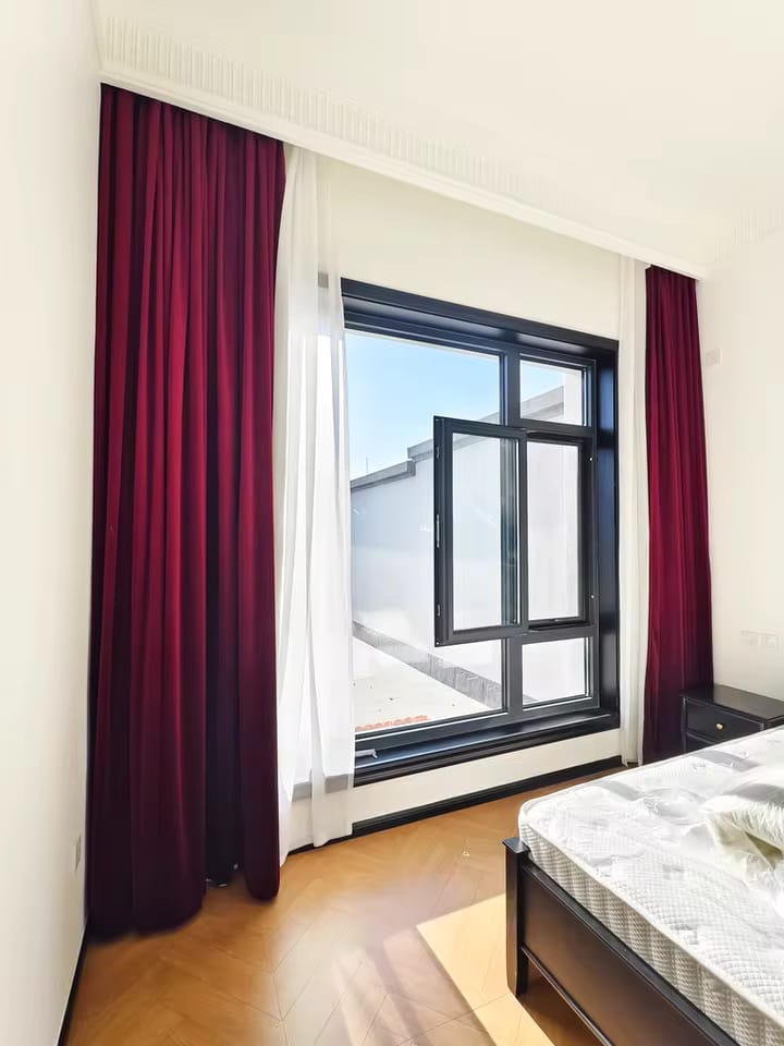 Customer photo review of Cortina Blackout de Veludo Vermelho Elegante Sob Medida - Vionelle