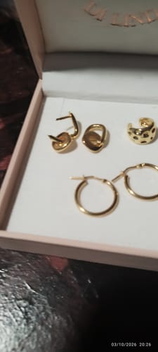 Customer's Orecchini Quadratino con Pendente in oro, disposti dentro la confezione aperta