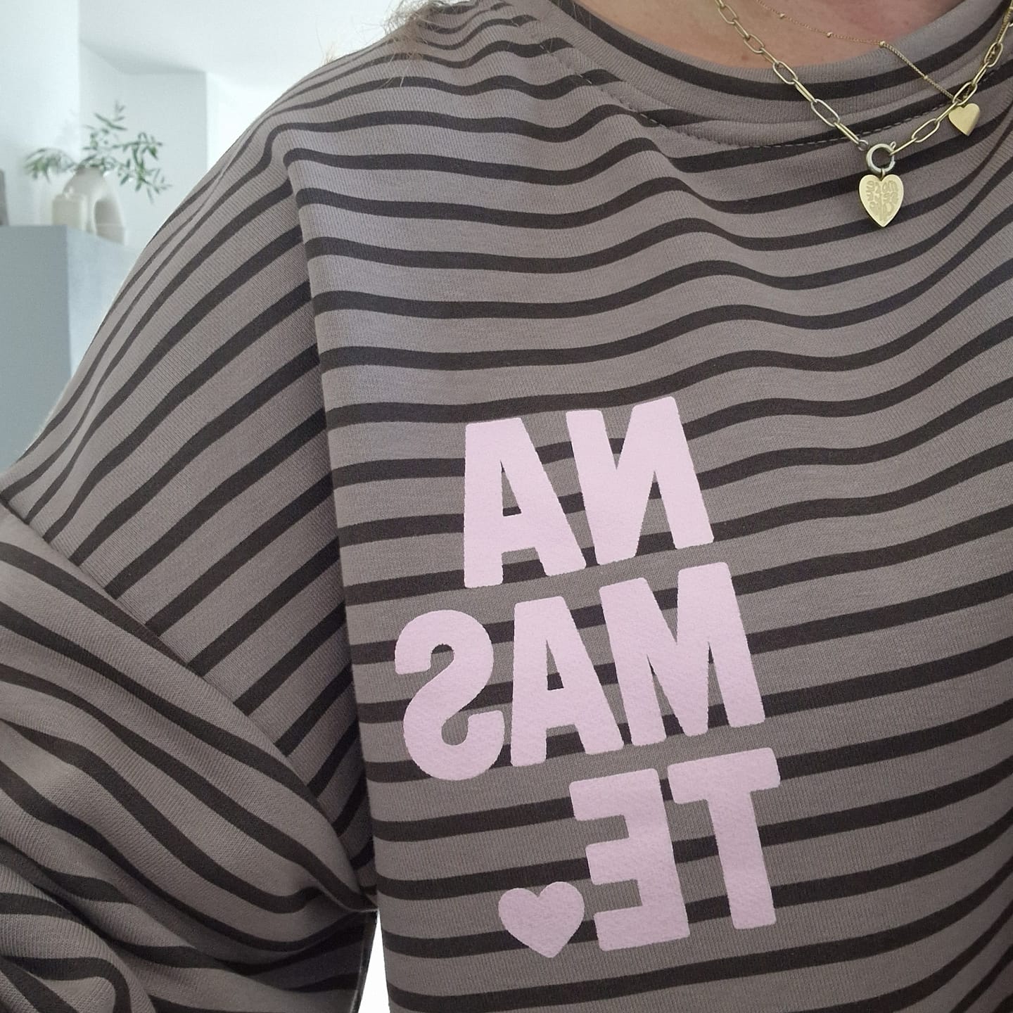 Customer photo review of Sweater mit Rückenprint taupe/coffee geringelt NAMASTE