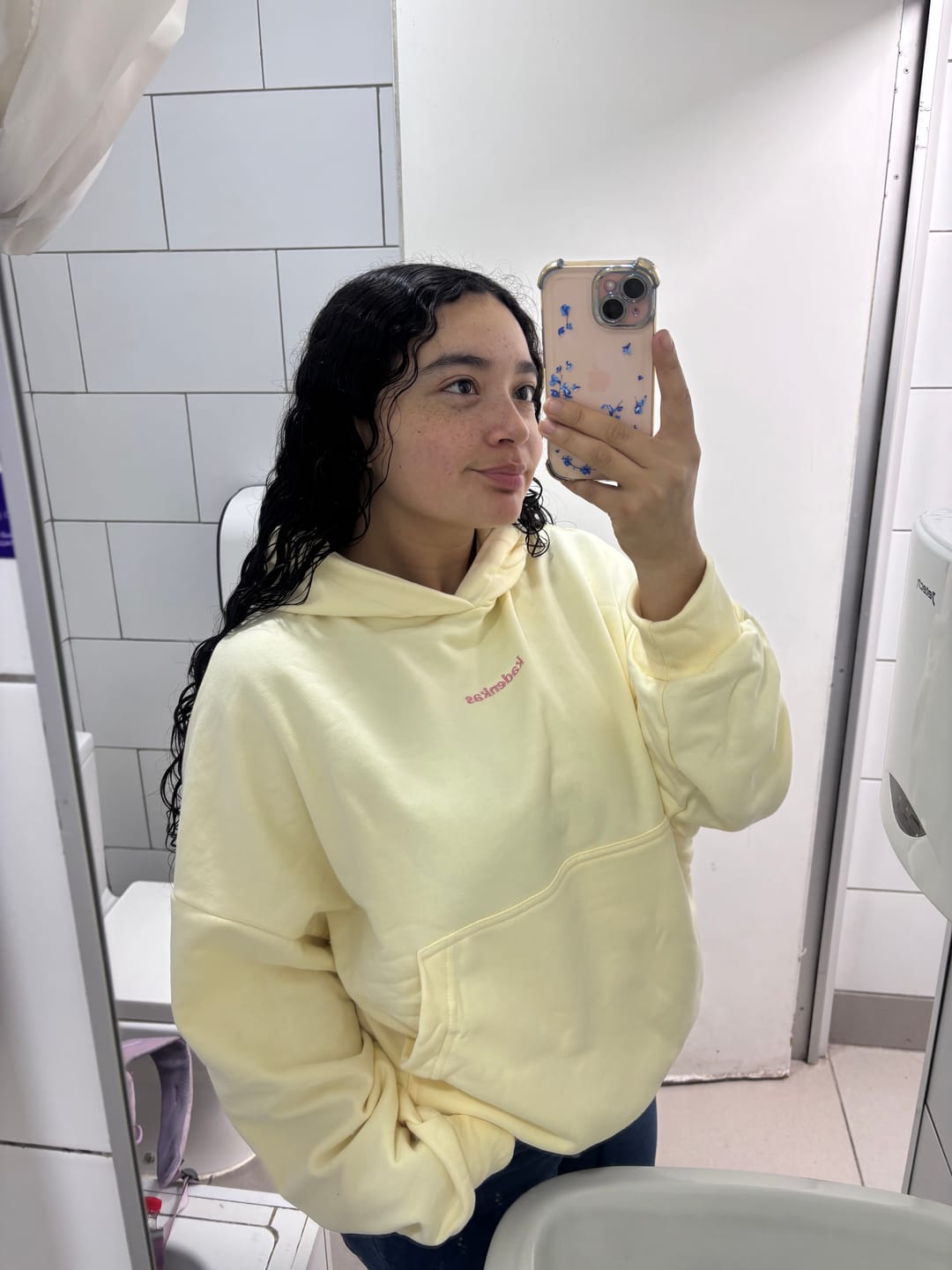 Customer photo review of POLERÓN HOODIE MANTEQUILLA - OVERSIZE CON GORRO LOGO Y ESPALDA BORDADO