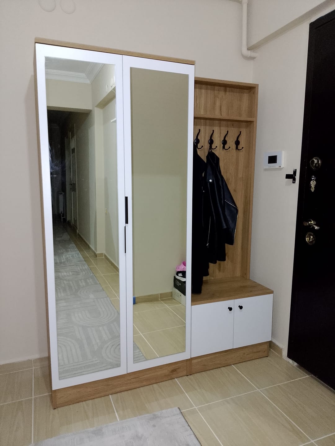 Customer photo review of Rani EA175 Modern Portmanto 4 Kapaklı Aynalı Raflı Askılı Ayakkabılık Vestiyer Sepet Ceviz - Beyaz