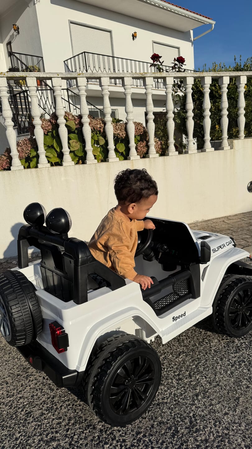 Customer photo review of Carro Elétrico para Criança SPEED WRANGLER 4x4 Branco 12v c/ RODAS DE BORRACHA & ASSENTO EM PELE