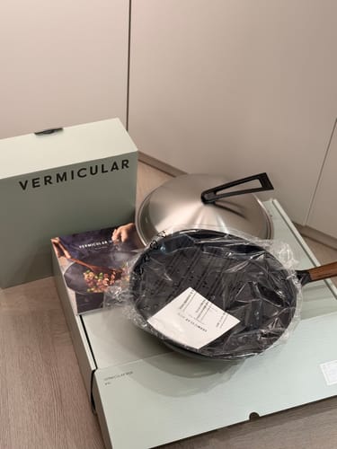 顧客收到新買的日本Vermicular琺瑯鑄鐵鑊，開箱展示鍋具、不鏽鋼鑊蓋及說明書。